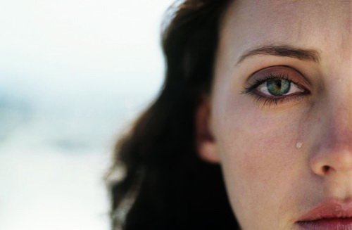 плакать в одиночестве