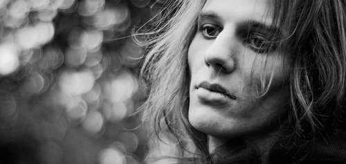 страдать в одиночку