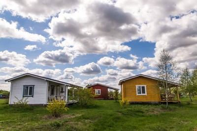 домики и палатки